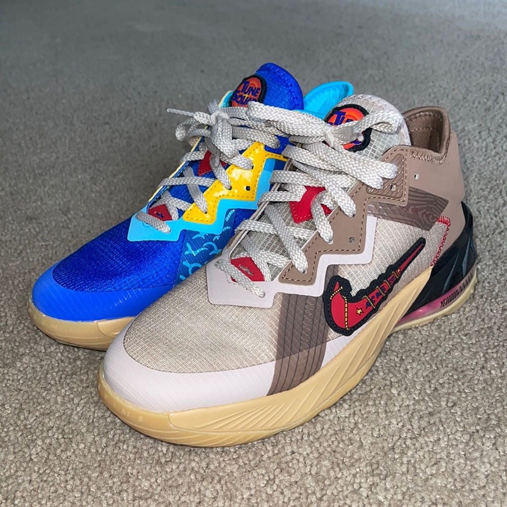 NEVER WORN! NIKE LEBRON 18 LOW WILE E VS. ROADRUNNER SNEAKERS!!! SIZE 7